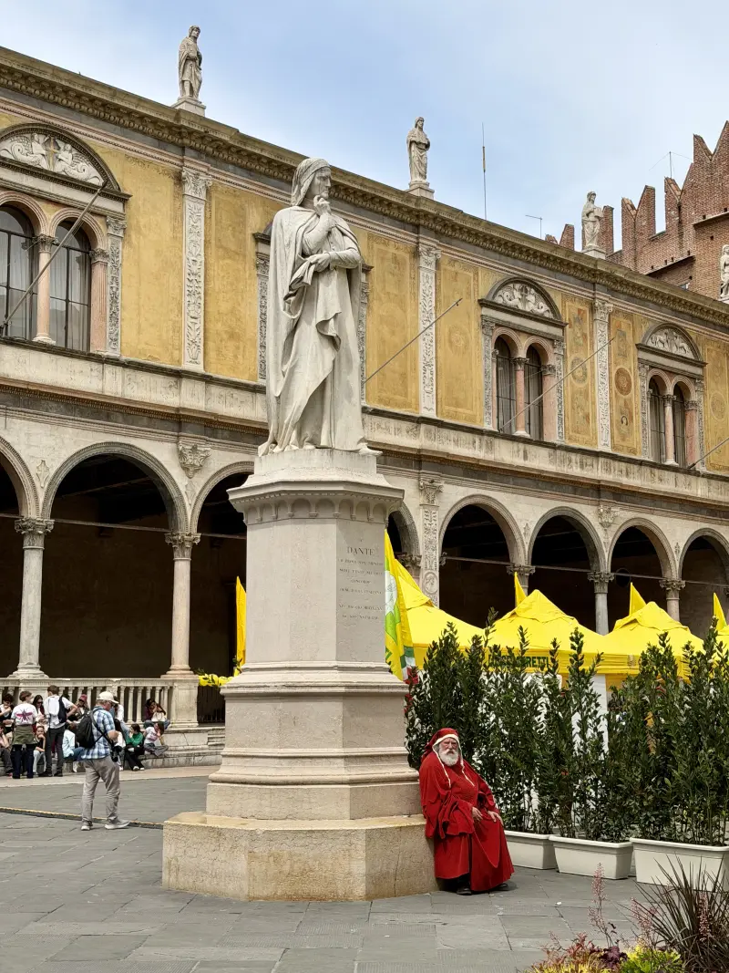 Dantes Statue with a real Dante