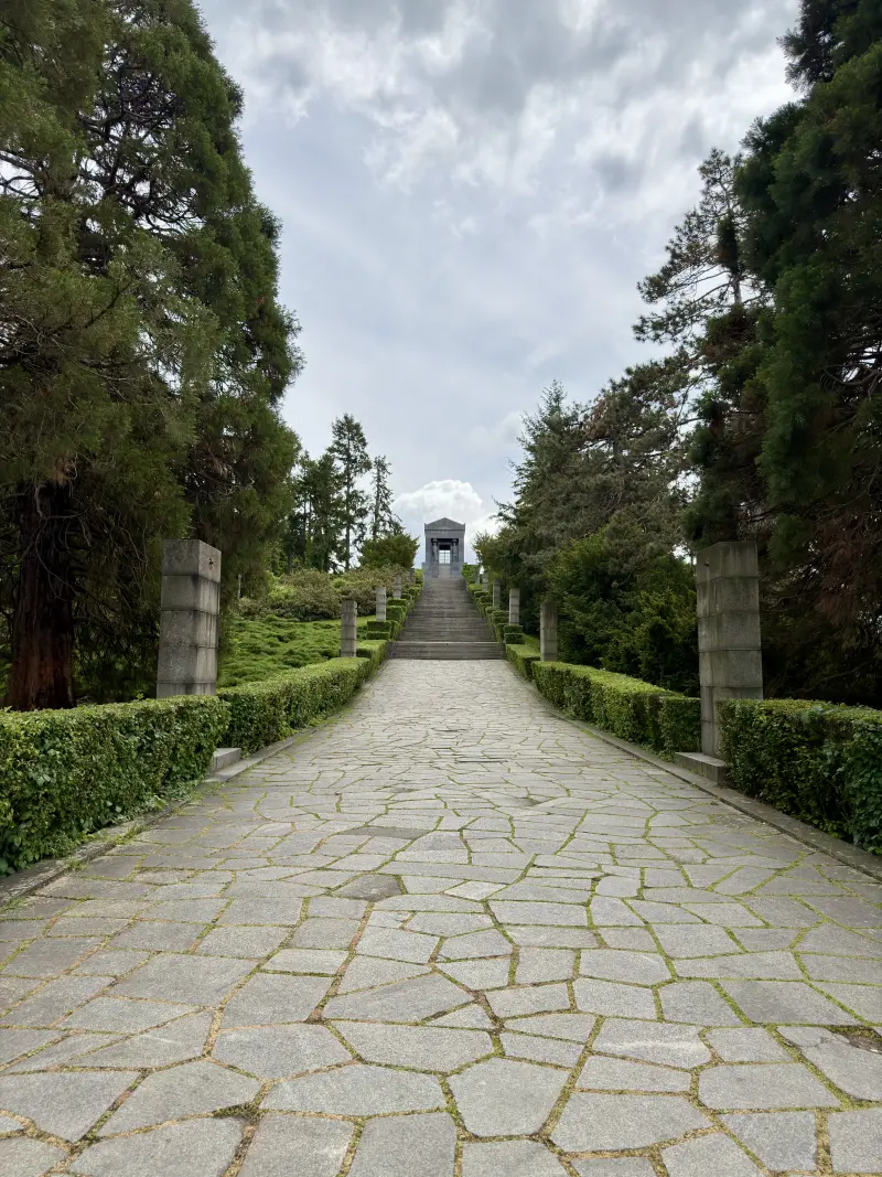 Monument to the Unknown Hero from far