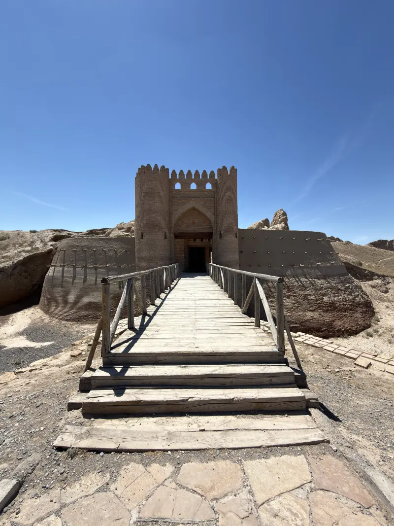 Entrance to Sauran
